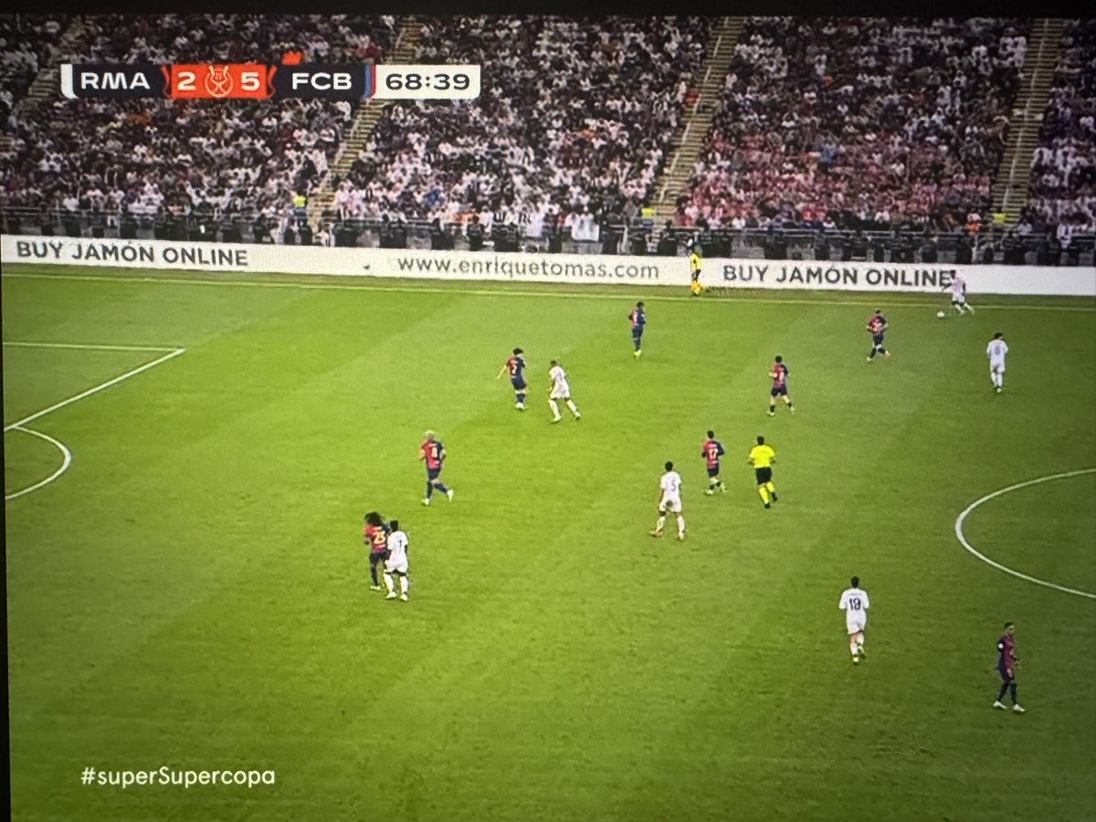 El peak de la comedia en esta Supercopa ha sido poner en la valla publicitaria de un estadio lleno de Árabes un anuncio de una web para comprar jamón