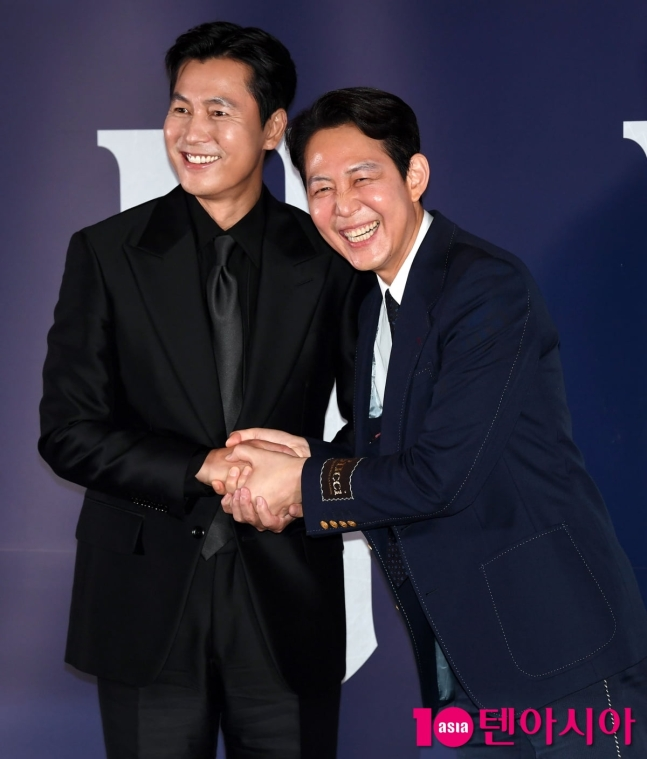 KDramaHandle's tweet photo. #LeeJungJae on #JungWooSung's missing New Year's greeting from Artist Companyโs SNS said:
"I didnโt know about it. I donโt think itโs something I should confirm."
- On the #MoonGaBi controversy: "I believe Jung Woo-sung will handle it well. I hope for thoughtful and positive decisions from everyone involved."