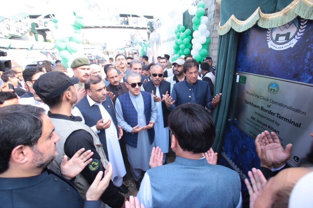 د ښاغلي شاه محمود میاخېل <a href="/S_MIAKHEL/">Shahmahmood Miakhel</a> دا تصویر په ټولنیزو رسنیو کې ډېر زیات ښکته پورته کېږي. ځینې کړۍ هڅه کوي چې د ښاغلي میاخېل د تورخم له دروازې سره انځور، یا په ټوله کې اغزن تار، د ډیورنډ کرښې د رسمي سرحد په توګه وړاندې کړي. دا یوه ناسم او مغرضانه ادعا ده چې د حقیقت سره هیڅ تړاو