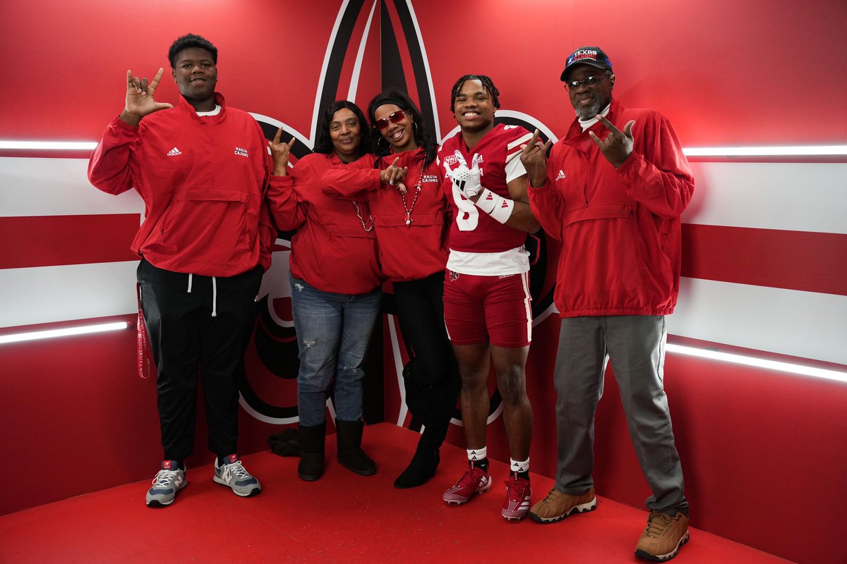 TraveonJa's tweet photo. Had a great time this week with the family🤞🏾❤️ wanna say thank you to @RaginCajunsFB and @michaeldes1 for having us out!!⚜️🤟🏾 https://t.co/ed1HK7BaRk