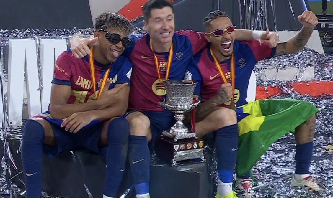 📸 Nasze trio z trofeum Superpucharu Hiszpanii! 🏆

#ElClasico 🔵🔴
