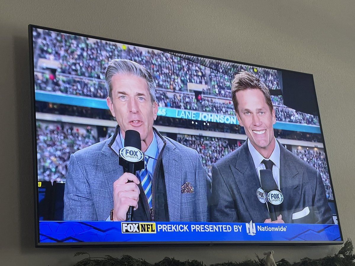 SheaSerrano's tweet image. tom brady smiles like there’s a little alien inside his head saying “smile… keep smiling… you’re doing great… they really believe you’re a human… keep smiling”