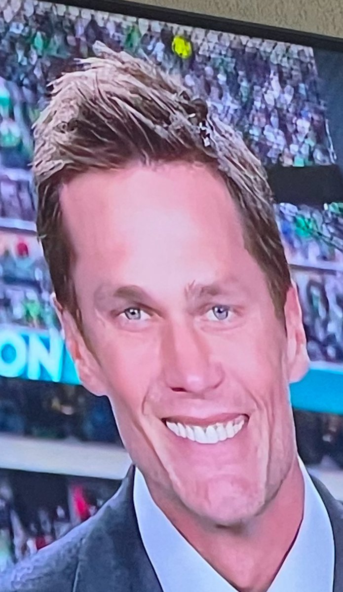 SheaSerrano's tweet image. tom brady smiles like there’s a little alien inside his head saying “smile… keep smiling… you’re doing great… they really believe you’re a human… keep smiling”