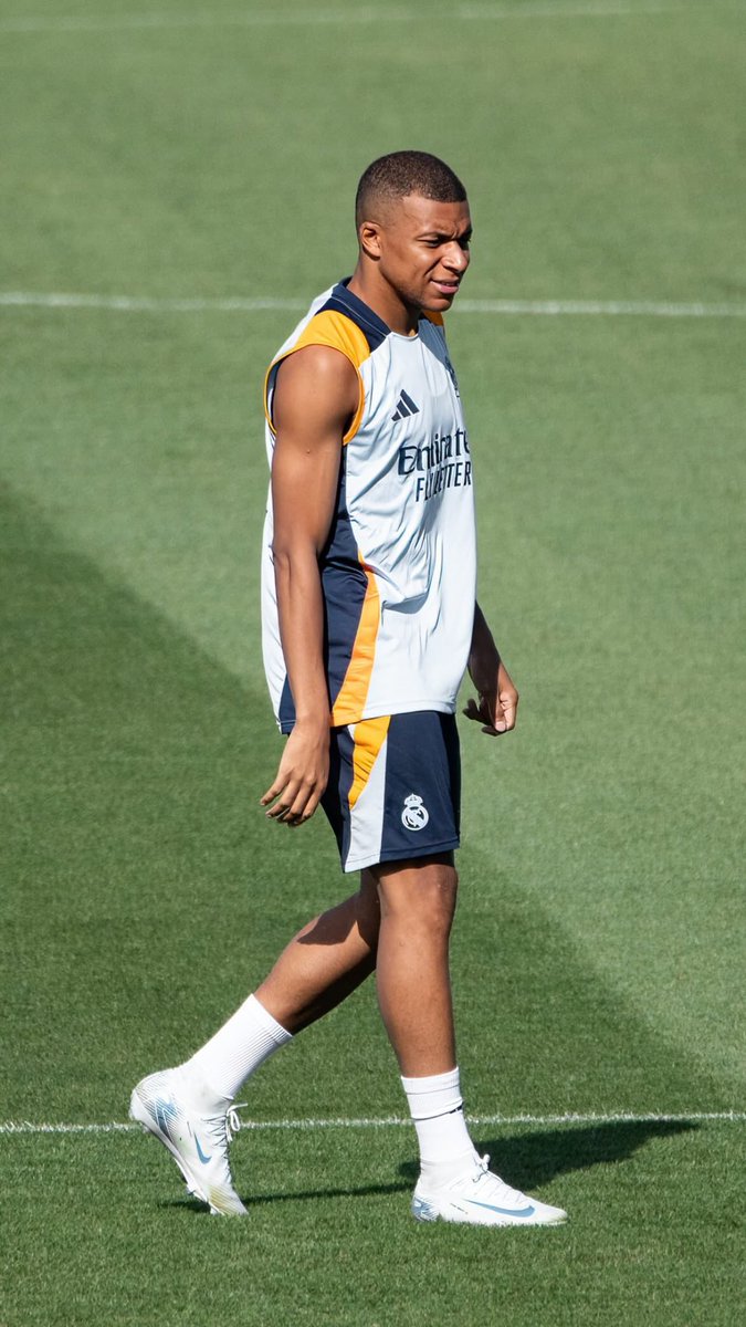 AdriRM33's tweet photo. Se ha sido muy muy injusto con Kylian Mbappé, hoy marca un golazo, se lastimó el tobillo pero quiso seguir jugando la final y fue el mejor del Real Madrid con mucha diferencia.

Defendió esta camiseta lo mejor que pudo, hoy estuvo solo, solo puedo decirle gracias. 👏🏻 https://t.co/2iNufqoCge
