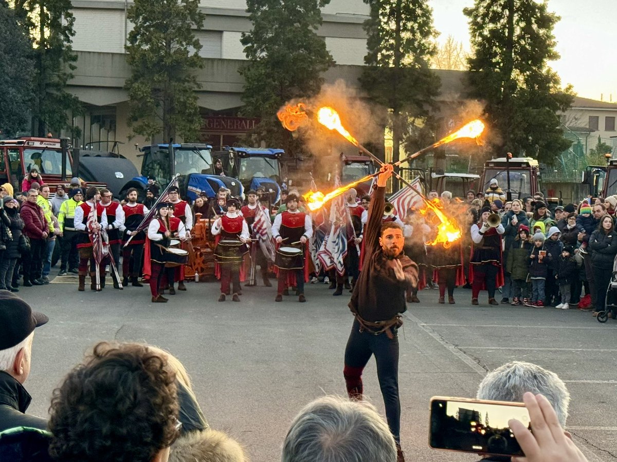 GruppoMdB's tweet photo. Oggi Maestà della Battaglia alla Sagra di Sant’Antonio a #Casalgrande, appuntamento ormai tradizionale d’inizio anno organizzato dalla Proloco. Tanti applausi per sbandieratori, musici e giocolieri del fuoco 🔥 https://t.co/wa7B0y128m