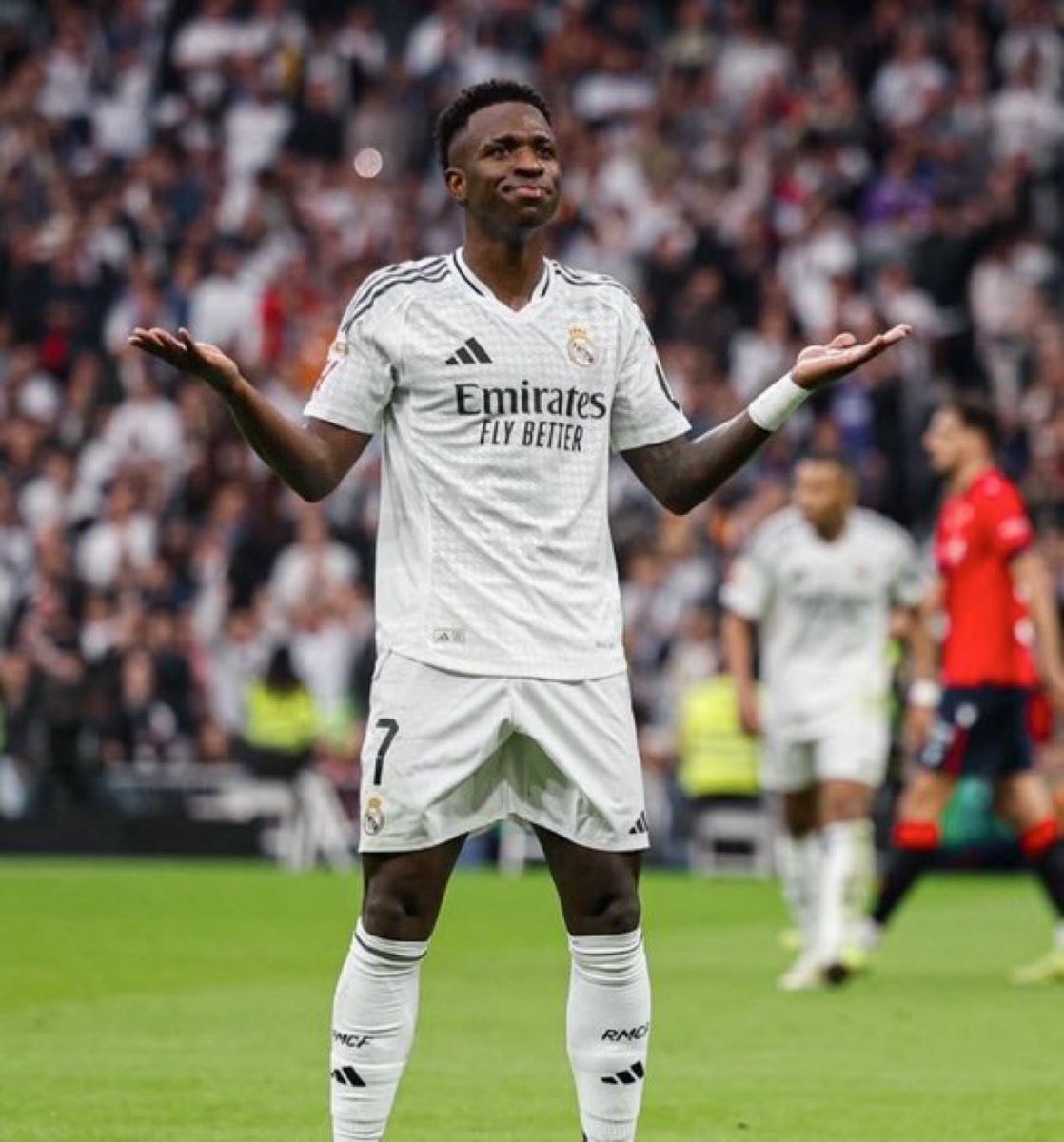 Voy a soltar un facto si le molesta a alguien pues lo siento pero es así: Si el partido de Vini lo hace hoy Kylian Mbappé las críticas que le caerían sería de época, pero es que no es el primer partido malo que lleva eh ahora mismo Vini hace bastante que no hace un buen partido.