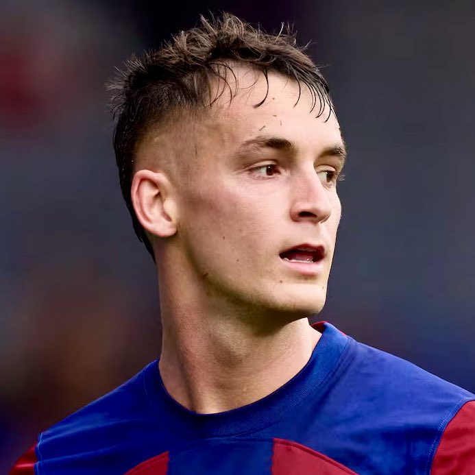 BlazquezFont's tweet photo. Ni busca salir en las fotos ni necesita costar 100 millones para que el mundo del fútbol se rinda a sus pies. Entrega, trabajo, sacrificio y amor por el Barça. Marc Casadó lleva 4 meses siendo profesional y ya se ha ganado ser indiscutible en el club de su vida. #FCBarcelona https://t.co/pKRQQXGSOk