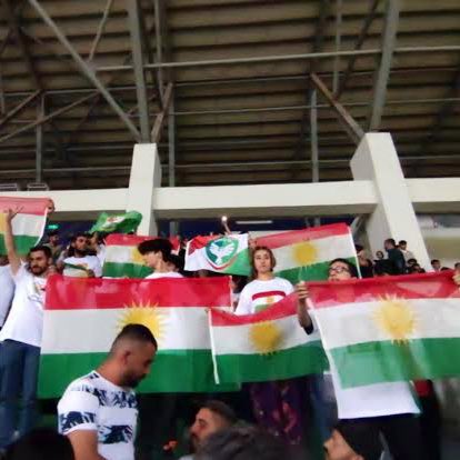 Soldaki pankartlara “faşistlik” diyenler, sağdakine “özgürlük” diyor.

Bu ülkede ırkçılık sadece Türklere yapılıyor!