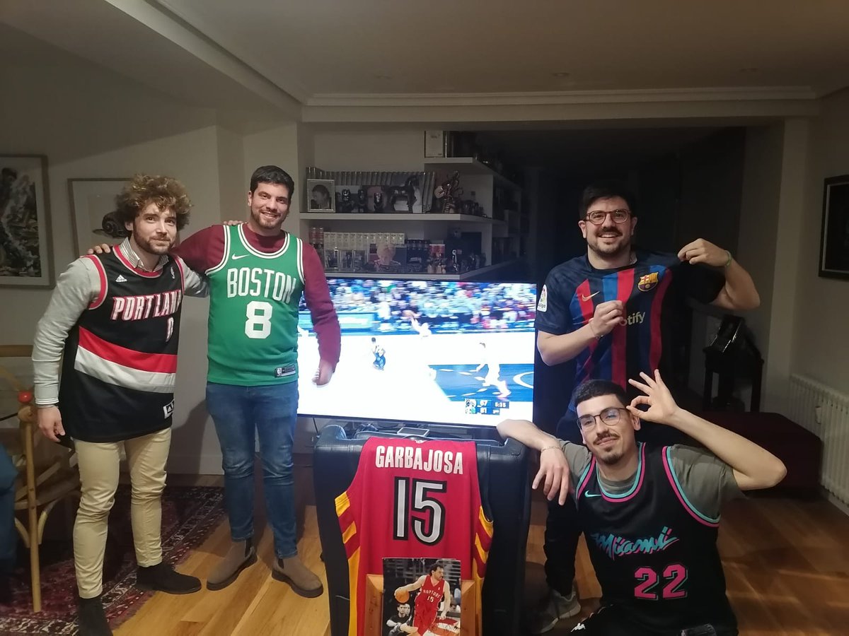 CarlosDeOne's tweet photo. @MovistarNBA Ahí va nuestra foooti!! #dormiresdecobardes #NBASundays https://t.co/0yIqiGdnPC