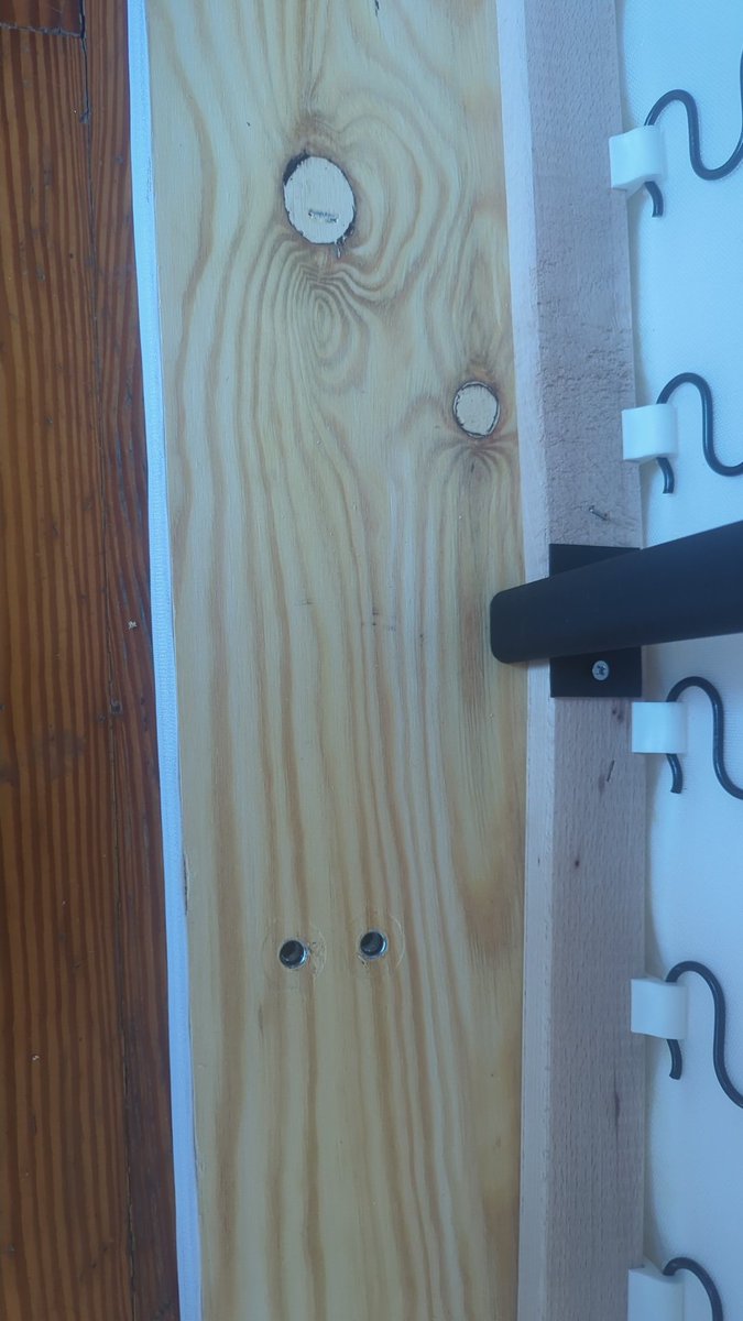 Mientras montamos la estructura del sofá, observamos que ésta ya ha sido montada previamente. La madera está marcada y la bolsa de accesorios cerrada con cinta aislante blanca (normalmente vienen termoselladas), nos han vendido un mueble reacondicionado como si fuera nuevo. 😡