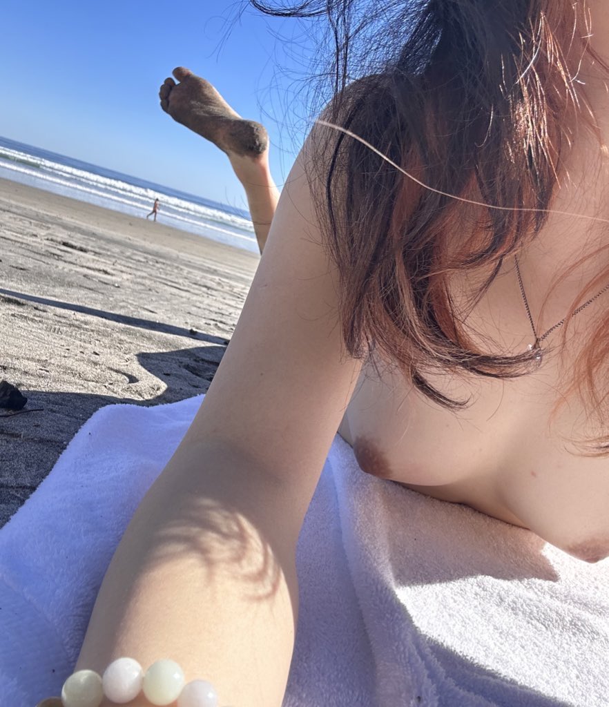 裸体沙滩🏖️

本来舒服的躺着结果一个黑哥哥在我旁边走了两圈，瞄了一眼好像还勃起了，又被一个白男搭讪了，吓得我穿上衣服就跑了🥲

#裸体沙滩 #女大学生 #露出 

投稿：
@luchu888888 
@DaFoer_
@Daguidiyi
@Fojiangnice
@Xiaoxiaofoer https://t.co/W0Mk4ArZjG