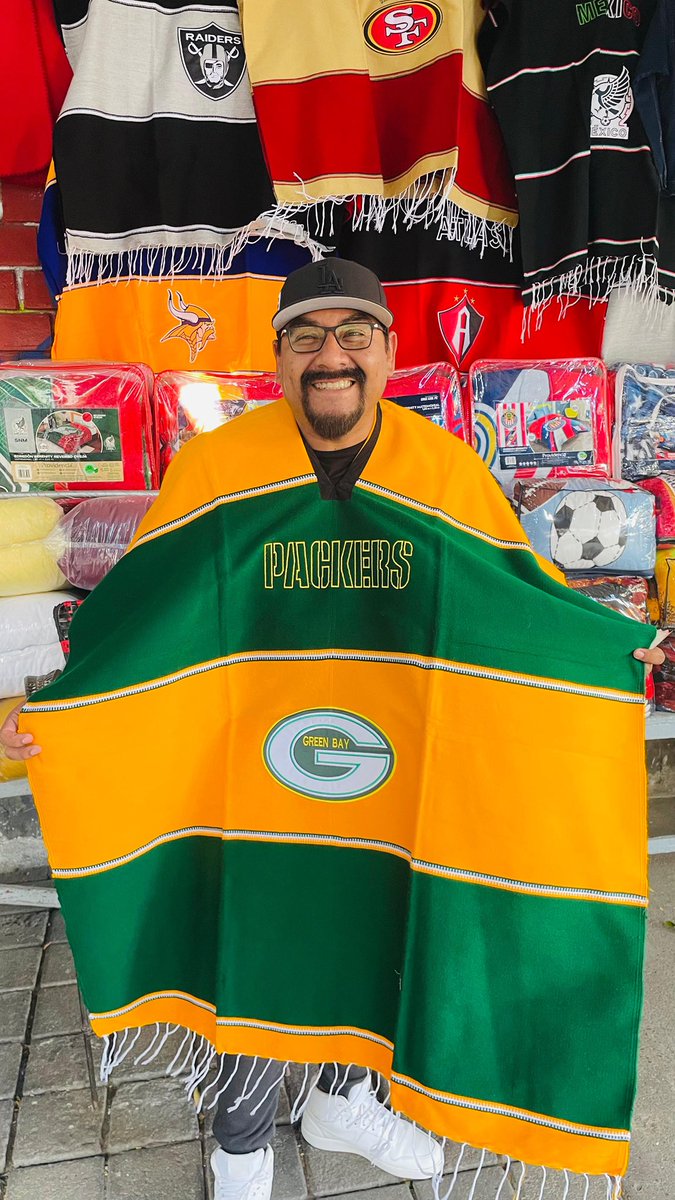 TitoVar's tweet photo. #NFLEnTelevisa dede Zapopan apoyando a los @packers el balón era de Green Bay el tablero fue directo con el casco. https://t.co/wx5az4d4hu