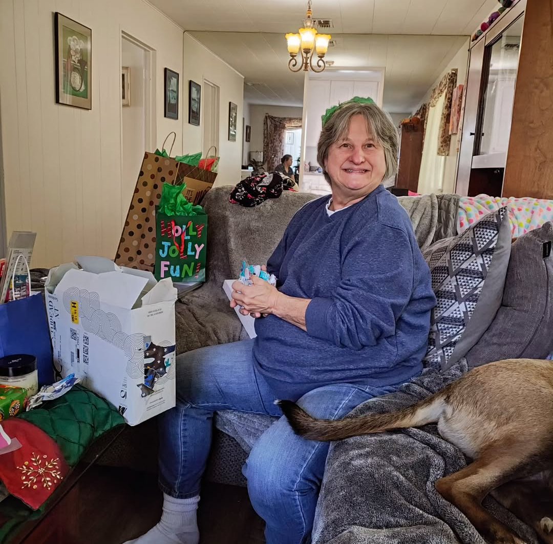 chelsea_newbold's tweet image. By 1 am on January 8th our home and those on our street in Altadena were engulfed in flames. My sister took the first photo as her and my mother evacuated at 9 pm on 1/7 and the second the afternoon of 1/8. Support my mother here -&amp;gt; gofund.me/cb6b7b02