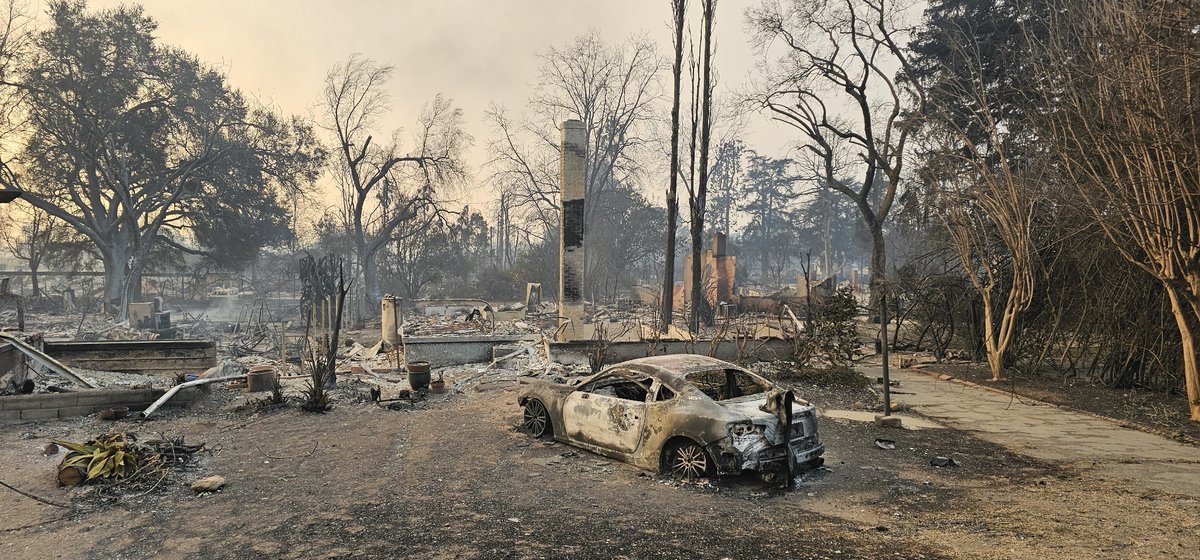 chelsea_newbold's tweet image. By 1 am on January 8th our home and those on our street in Altadena were engulfed in flames. My sister took the first photo as her and my mother evacuated at 9 pm on 1/7 and the second the afternoon of 1/8. Support my mother here -&amp;gt; gofund.me/cb6b7b02