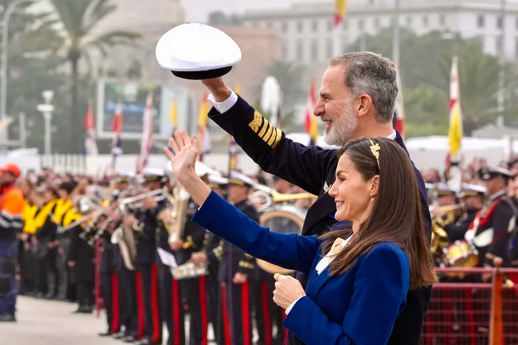 LaNoticiaCcs's tweet photo. #12Ene 

Los Reyes de España se despidieron emocionados de la Princesa Leonor, quien partió en su crucero internacional a bordo del imponente buque Juan Sebastián de Elcano . 

🗞️ https://t.co/sKpq3okFI2 https://t.co/oczs2e0Bio