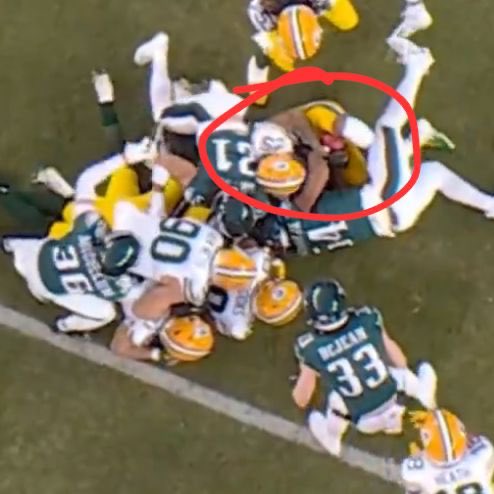 THE #PACKERS GOT SCREWED… THIS PHOTO SHOWS NIXON WITH FULL POSSESSION OF THE BALL.

If Green Bay loses this game, everyone will remember this moment for years, which changed the outcome of the game.