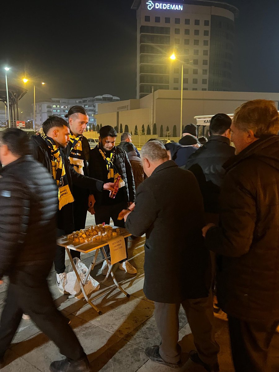 TokatUNIGFB's tweet photo. ÖLENE KADAR SENİN ADINI YAŞATACAĞIZ..
Rahmetli Ağabeyimiz Sefa Reisimiz adına Karşıyaka Merkez Camiinde Hayır İkramımızı gerçekleştirdik. Ziyarette bulunan Ultraslan Tokat &amp; Uniye teşekkür ederiz. https://t.co/YDArQ9PN0H