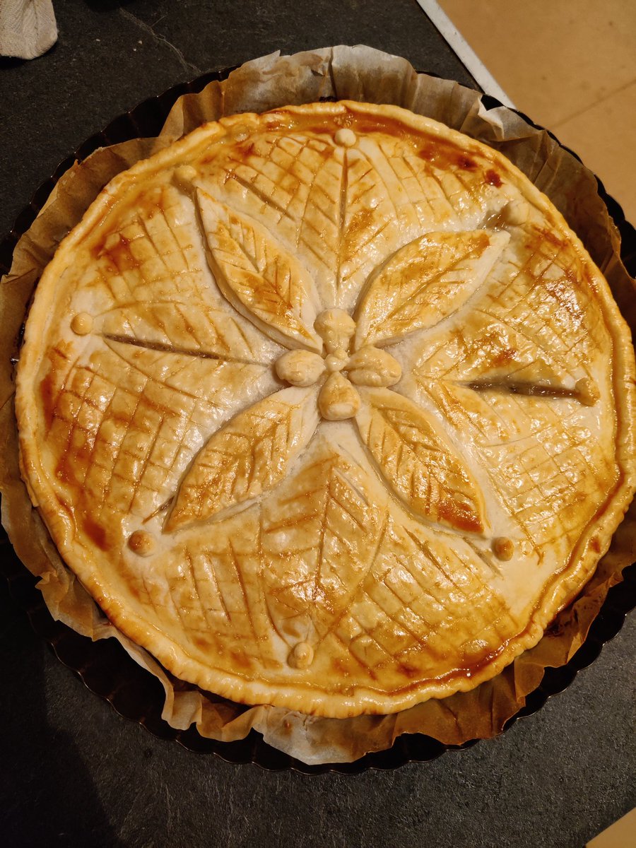 Lucy20Nava's tweet photo. Tous les ans je râle car j'aime pas la frangipane ni la galette comtoise, du coup cette année je l'ai faite moi-même : https://t.co/AWfdHeXlQW
