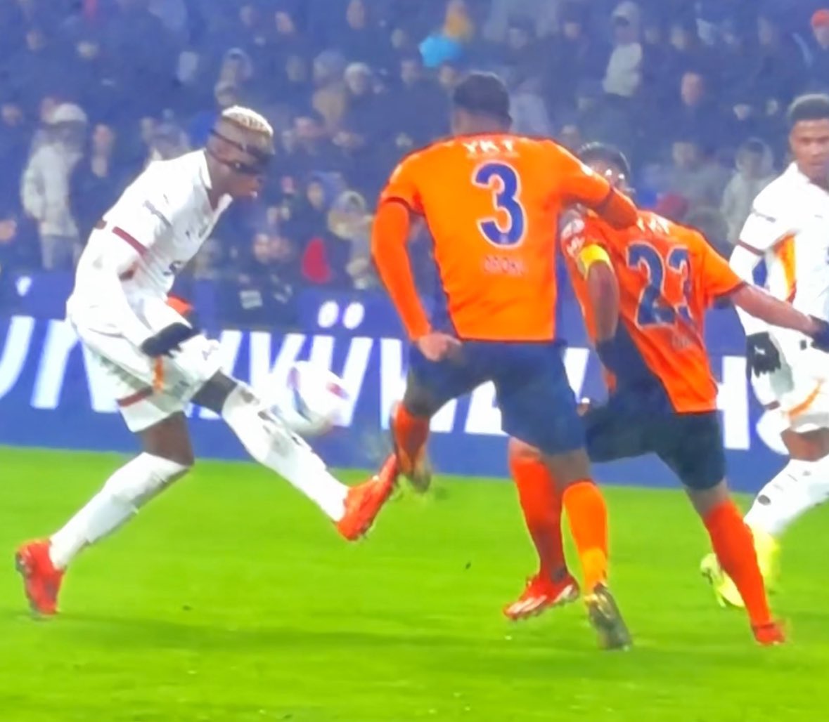 mkaofis's tweet photo. Türkiye Futbol Süper Sirki ! 

Göz göre göre Osimhen 'in rakibine vurduğu, topun eline çarptığı pozisyona VAR  incelemesine rağmen devam kararı verdiler. 

Resmen aklımızla alay ediyorlar. 

Hala Federasyon istifa diyor musunuz?
@GalatasaraySK https://t.co/0qQTxB820V