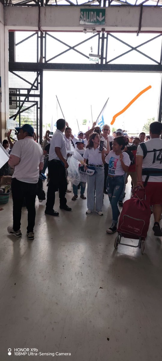 aquilesalvarez's tweet photo. Hoy los que no respetaron la ley son los simpatizantes de @RetoEc en el Mercado de Florida Norte, en este caso puntual, el candidato @omarmaluk . 

Yo pertenezco al Movimiento @RetoEc , pero soy el Alcalde de Guayaquil y eso está por encima de todo. 
Bajo ningún concepto aceptaremos abusos de confianza, de absolutamente nadie. 

Está prohibido en los Mercados Municipales hacer proselitismo político. 

Respetemos a la Ciudad, la ley es para todos. Lo siento mucho.