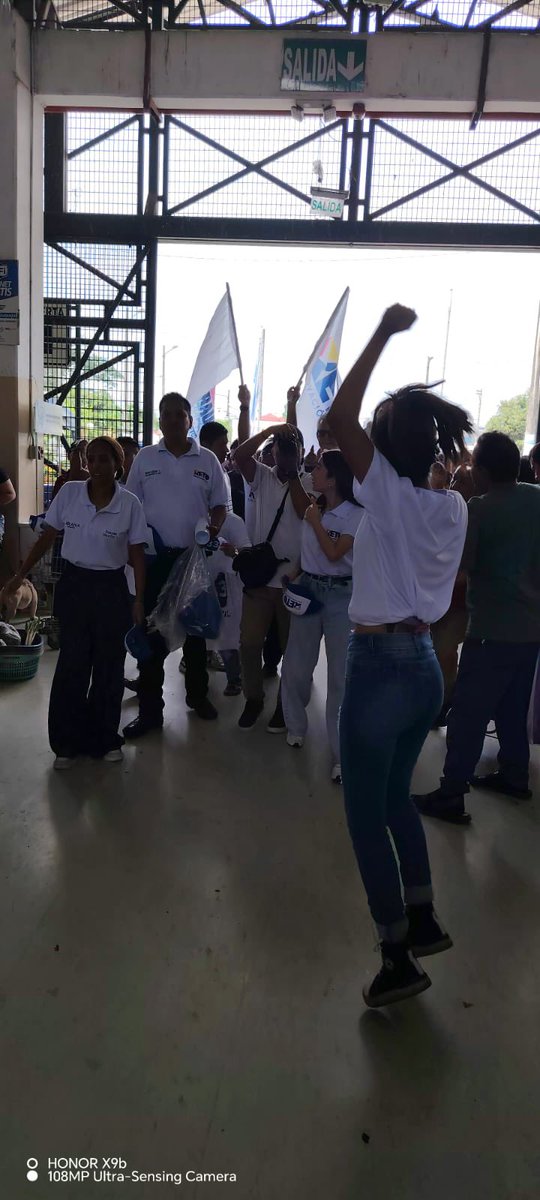 aquilesalvarez's tweet photo. Hoy los que no respetaron la ley son los simpatizantes de @RetoEc en el Mercado de Florida Norte, en este caso puntual, el candidato @omarmaluk . 

Yo pertenezco al Movimiento @RetoEc , pero soy el Alcalde de Guayaquil y eso está por encima de todo. 
Bajo ningún concepto aceptaremos abusos de confianza, de absolutamente nadie. 

Está prohibido en los Mercados Municipales hacer proselitismo político. 

Respetemos a la Ciudad, la ley es para todos. Lo siento mucho.