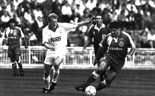 CromosPucela's tweet photo. Alberto López Moreno se va de Prosinečki en un Real Madrid - Real Valladolid disputado en el Bernabéu el 12 de septiembre de 1993.

El delantero madrileño anotó un doblete para conseguir la victoria (1-3). Cuaresma anotó el tercero. https://t.co/kAovbqfovR