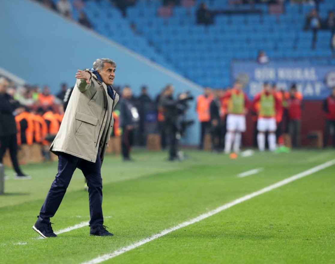 YilmazDirim's tweet photo. OYUNCUYA TEKLİF YAPMASI DOĞRU DEĞİL!
Şenol Güneş: "Eren Elmalı bizim oyuncumuz. Ben gitmesini istemem. Eğer giderse de yerine birini bakarız. Ama isteyen takımın oyuncuya teklif yapması doğru değil. Kulübe teklif yapmalı. Alacak olan kulüp bunu bilmeli."
#TSvsANT https://t.co/FVobZAxQId