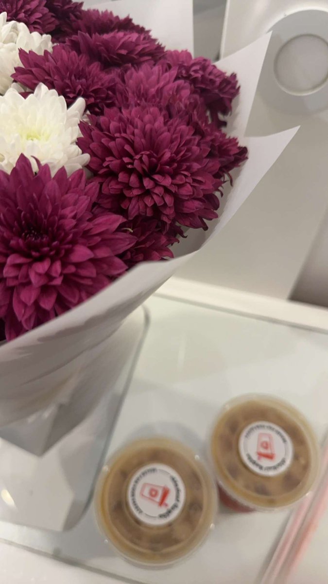 "لا يعشق الورد الا من يشابهه فرفقا بنا إننا للورد عشاق🌷🩷"