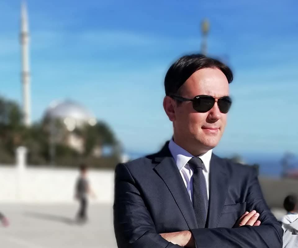 Öğretmen ders almaz ders verir. Yarına yön alanların değil yön verenlerin meydanı #13OcakErMeydanı