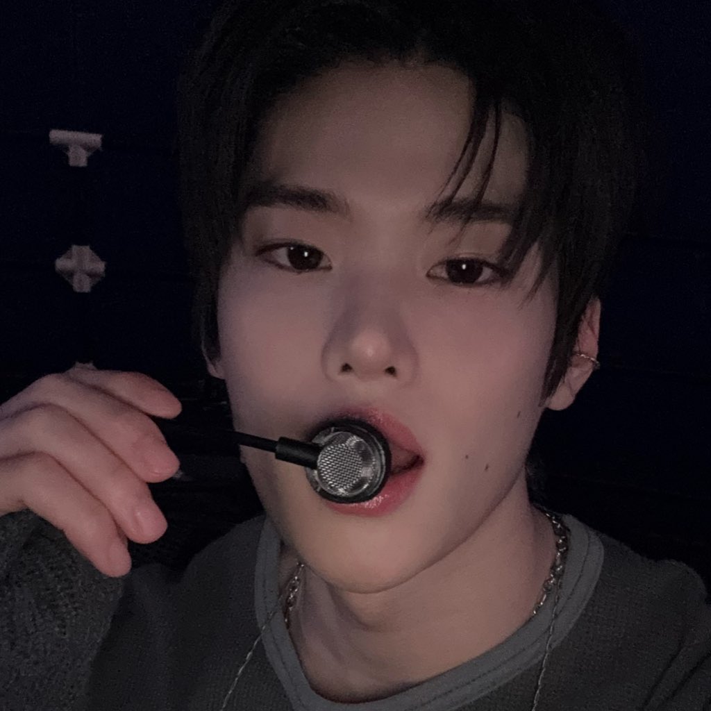 luv11Hee's tweet photo. 얼굴이 미쳤는데 (positive) https://t.co/z5785m8fw4