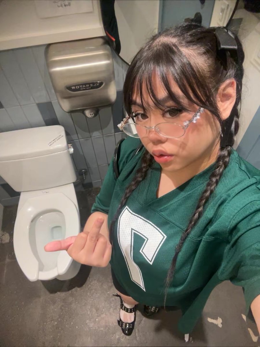 goddessMsakura's tweet photo. This is where ur head belongs loser

Findom https://t.co/hxhIn3NjRO