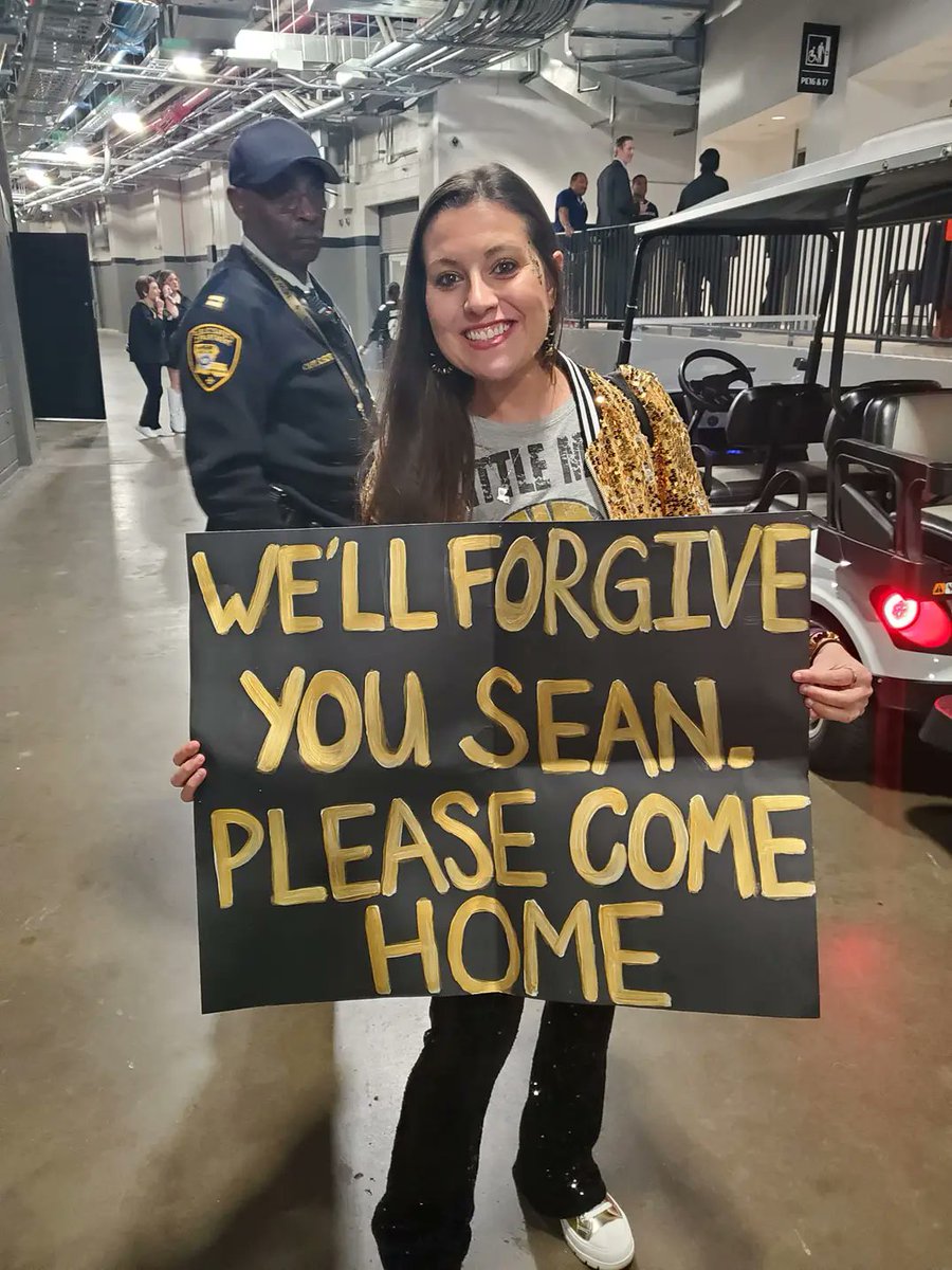 BuffaloJelly's tweet photo. I'm torn today! Love @SeanPayton but @JoshAllenQB has been my QB and Cook has been my RB for 2 years in @ESPNFantasy. I know it doesn't matter anymore but I'm still loyal to the @BuffaloBills  @BuffaloFAMbase in the post season 😣 🖤💛⚜️🏈🦬 https://t.co/BgqAZZABGW