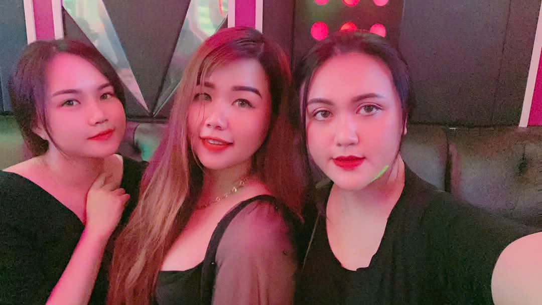 Linh723598's tweet photo. Trời không xanh
Mây cũng không trắng
Em không say nắng                                    Mà chỉ say 🍸 https://t.co/DeSilxlsBZ