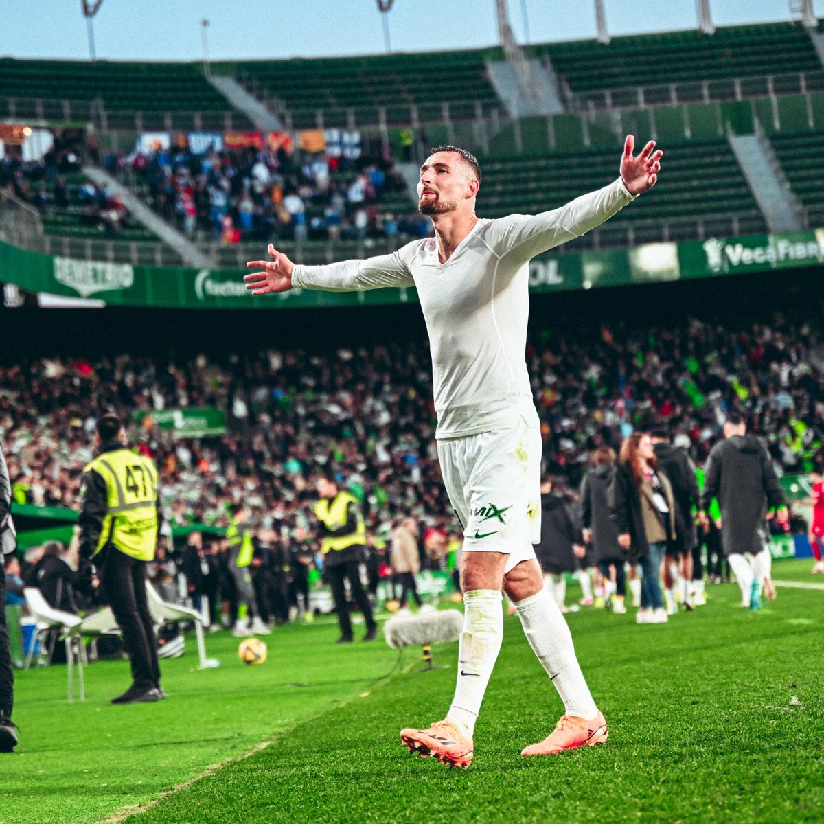 RT si amas a 𝐑𝐀⚡️𝐇𝐀𝐍𝐈

#ElcheRealZaragoza | #LALIGAHYPERMOTION