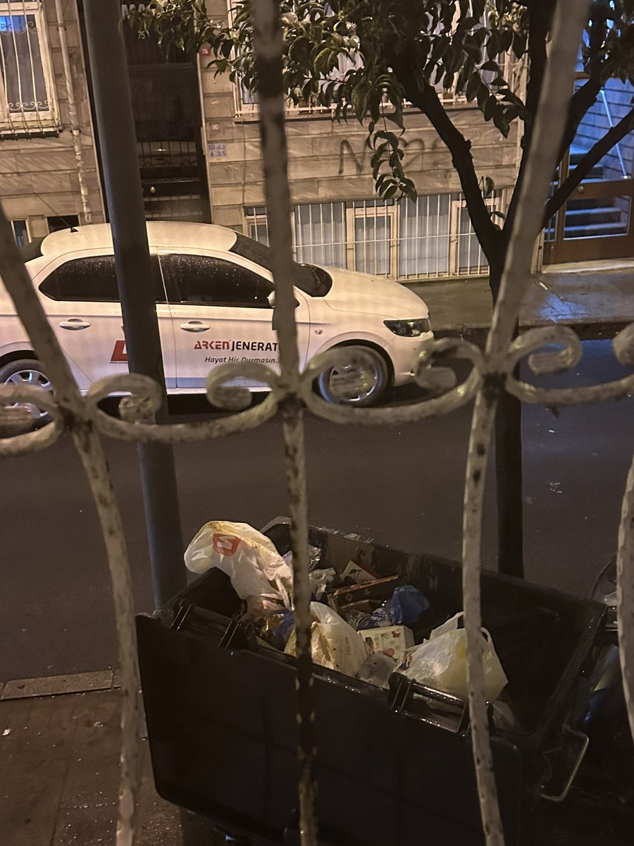 <a href="/istanbulbld/">İstanbul Büyükşehir Belediyesi</a> <a href="/sislibelediyesi/">Şişli Belediyesi</a> <a href="/tcbuyuksehir/">AK Belediyeler</a> Kaç gün geçti dönüş yok,hala böyle yaşıyorum. 808299 nolu 6 Ocak tarihli şikayet kaydı oluşturulmuştu en son. Bu çöpler caddedeydi ilk konulduğunda neden ihale bana kaldı? <a href="/sislibelediyesi/">Şişli Belediyesi</a> <a href="/tcbuyuksehir/">AK Belediyeler</a> <a href="/istanbulbld/">İstanbul Büyükşehir Belediyesi</a> Evimin bu cephedeki tek penceresi.. Salon.. Nefes aldırmadınız!