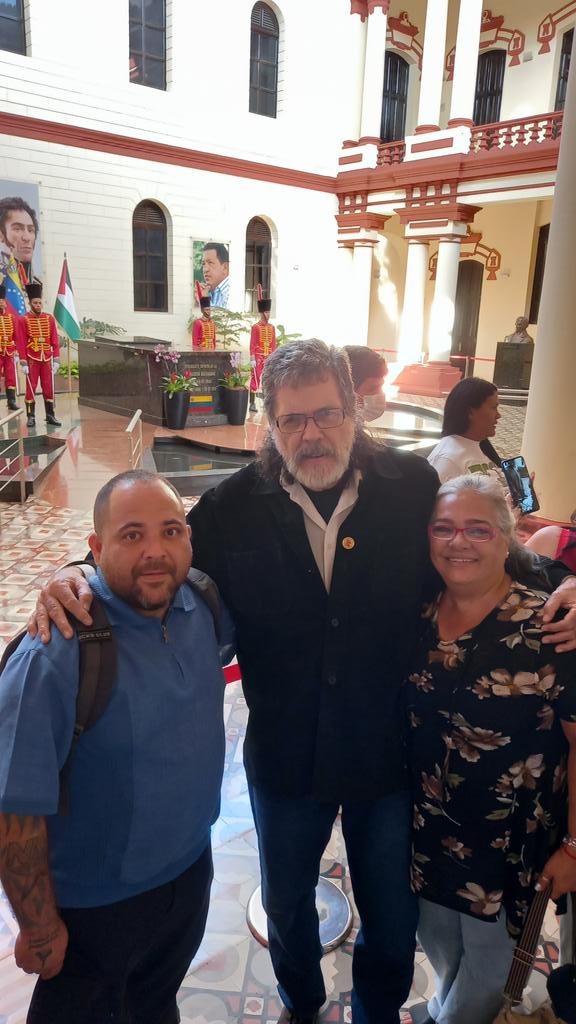 En el Cuartel de la Montaña, con Nelsito y Yoly. #TodoPorVenezuela