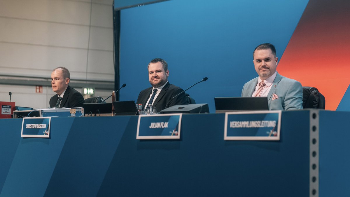 Zum Abschluss des heutigen Tages bedanken wir uns insbesondere bei unserer Versammlungsleitung für einen erfolgreichen Bundesparteitag. Danke <a href="/JulianFlak/">Julian Flak</a>, <a href="/torben_braga/">Torben Braga</a> &amp; Christoph Basedow!