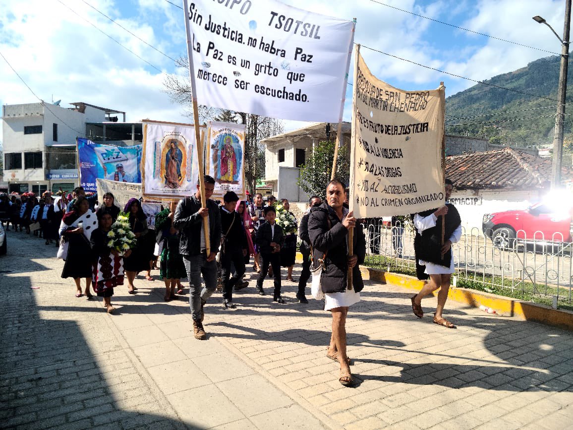 GabyCoutino's tweet photo. En #Chenalhó #FielesCreyentes de la #IglesiaCatólica realizan marcha por la #Paz, contra la violencia y exigiendo #Justicia para el Padre #MarceloPérez. Denuncian que la violencia no cesa en sus comunidades. #Chiapas https://t.co/6SNe2CdmTL