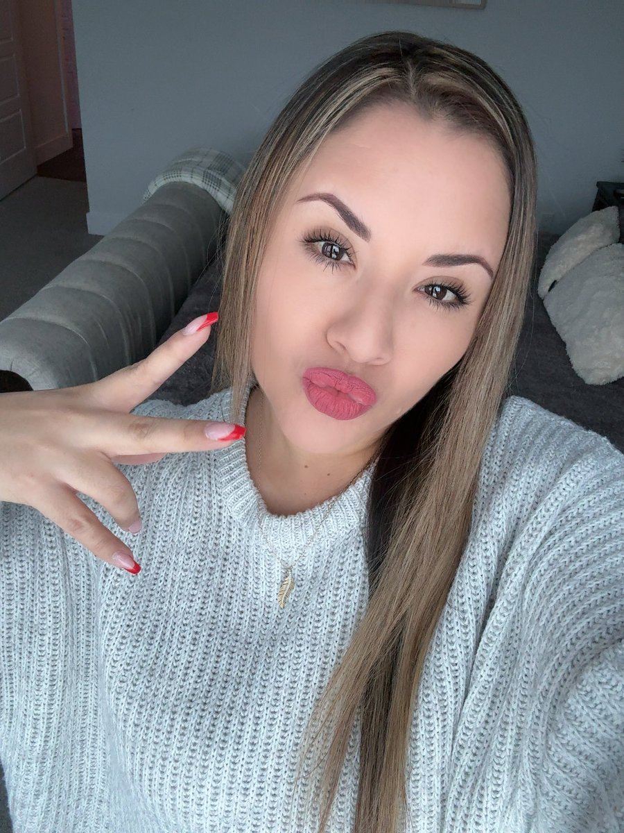 anabelmtz860's tweet photo. Late gm fam 🤍 Happiest as ever! It’s Football Sunday 

… and not any football… Playoffs baby! chiefs doesn’t play this week but excited to see if my predictions come true 😌

Enjoy your day lovies 💋 https://t.co/Ca7c88WKN1