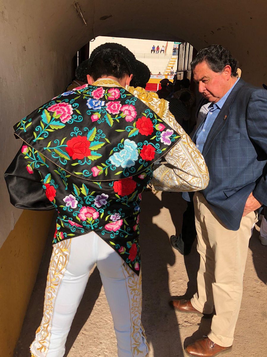 Siempre estaré agradecido por sus consejos, enseñanzas, vivencias que me ha compartido.
Fue una etapa muy bonita en mi carrera y el maestro ha sido un pilar fundamental en los inicios.
En lo personal quedará siempre el cariño que compartió con mi fam. y conmigo.
Lo mejor siempre.