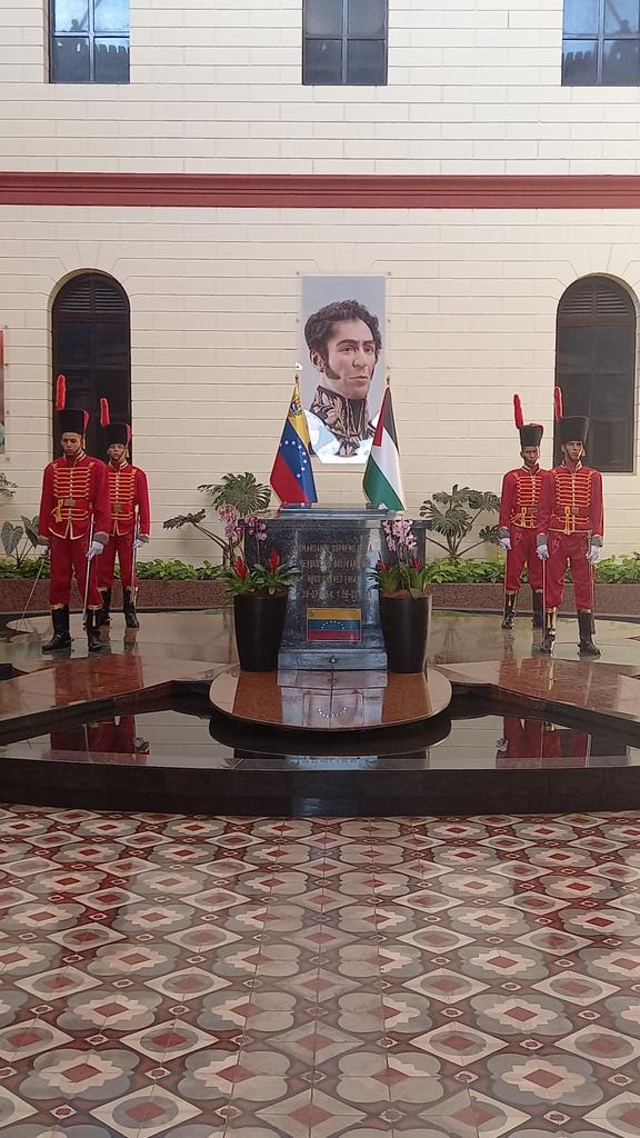 La tumba del Comandante Chávez, con la imagen de Bolívar y las banderas de Venezuela y Palestina. #TodoPorVenezuela