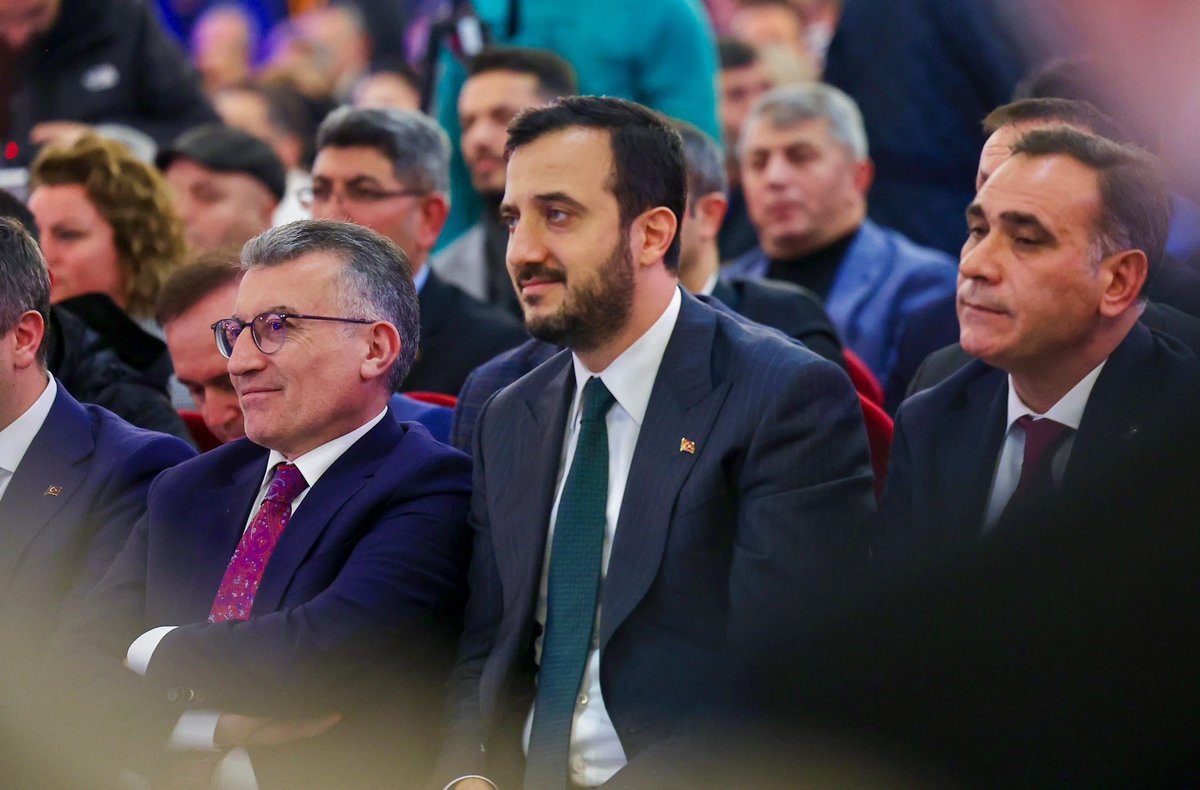 abdullahozdemir's tweet photo. Sultangazili vefakâr hemşehrilerimizin desteği, inancı her zaman bizimle oldu. Kadim medeniyetlerin beşiği olan İstanbul’umuzun istikbali için çıktığımız yolda, yine Sultangazi’nin güçlü desteğiyle yarınlara güvenle yürüyeceğiz inşallah.

Bugüne kadar verdiği emekler için Süleyman Yiğitoğlu Başkanımıza çok teşekkür ediyorum. Bayra��ı devralan İmdat Kamacı Başkanımızı kutluyorum. Birliğimiz daim olsun.

@AKSultangazii
@ImdatKamac 
@syigitoglu18