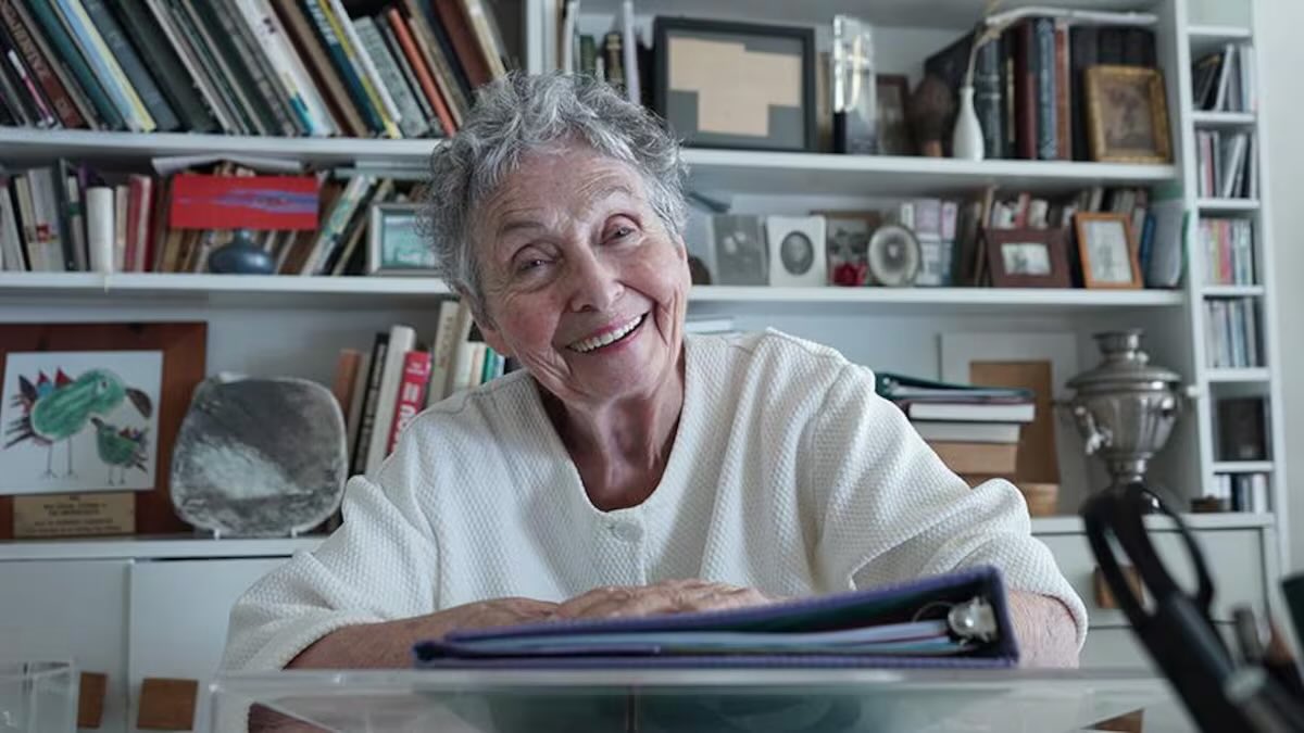 Franfreluche est partie.
Et avec elle, un magnifique morceau d’enfance.

Revenant de l’école, on s’installait devant la télé avec un biscuit et un verre de lait, pour l’entendre chanter «Franfreluche m’a raconté, un beau conte à sa manière..». Merci Kim💙

ici.radio-canada.ca/nouvelle/17418…