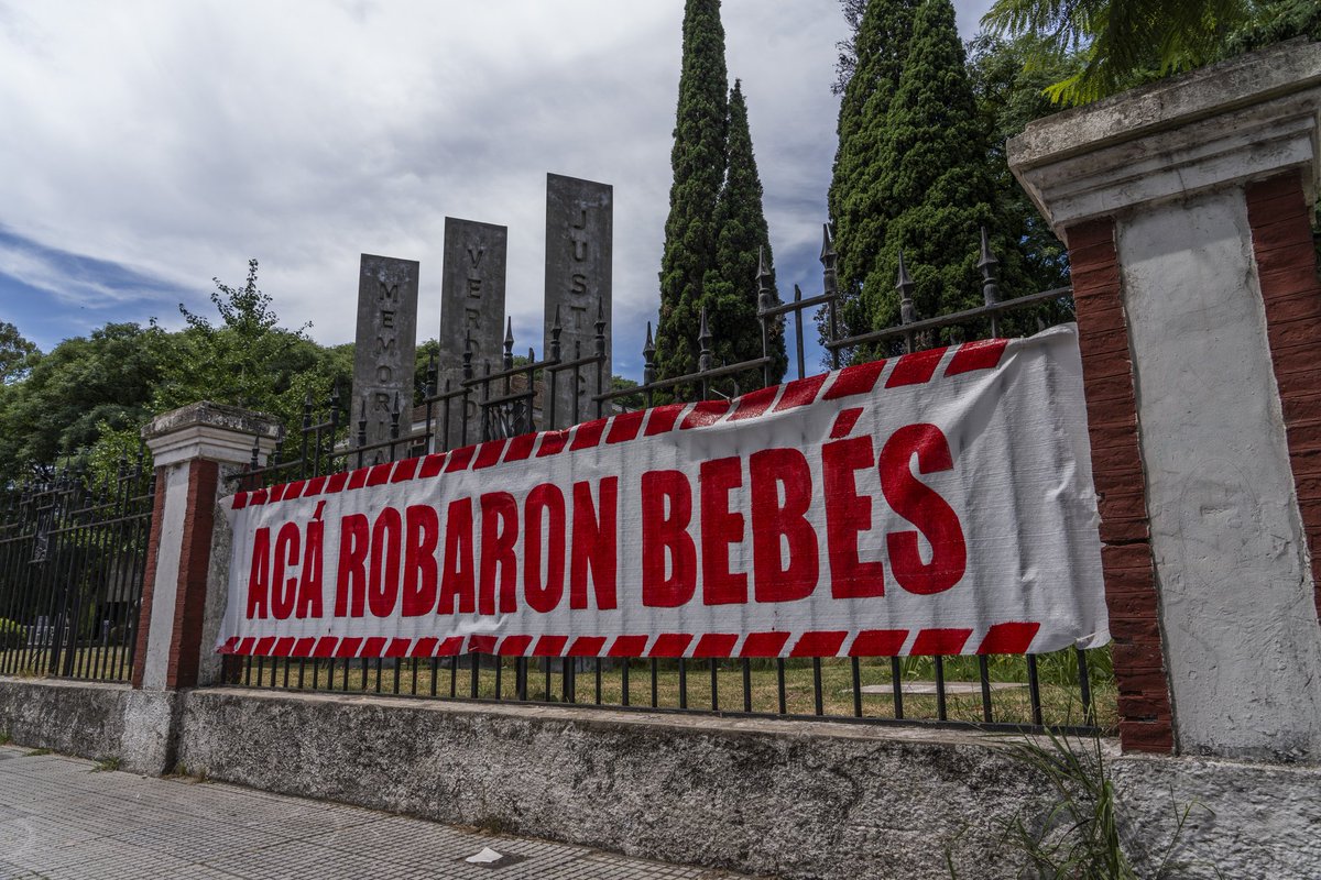 hijos_capital's tweet image. En la ESMA hubo un centro clandestino de detención, tortura, exterminio y robo de bebés en la última dictadura genocida. Cuando las @abuelasdifusion anuncian la restitución de una identidad, toda la sociedad encuentra a alguien

Fotos @juanenfoco