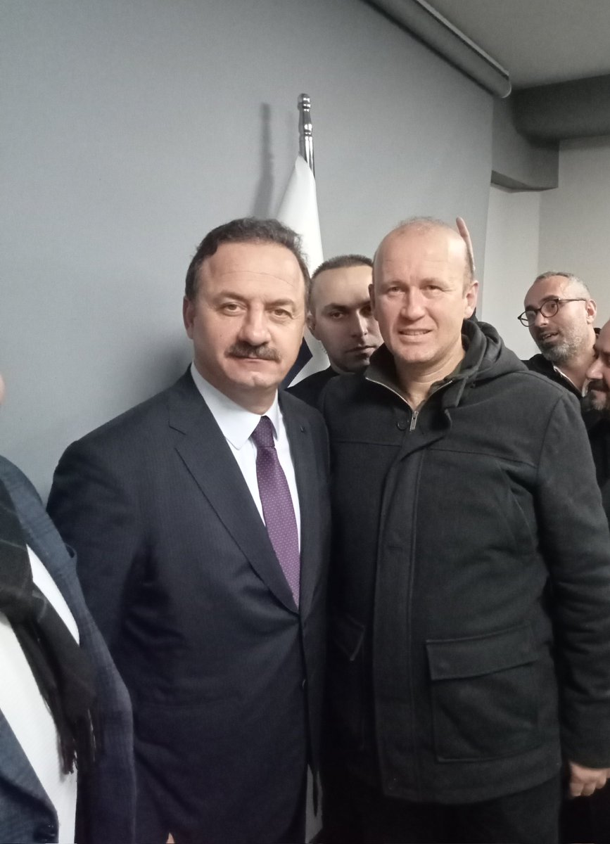Yaartos41121435's tweet photo. Bugün program dahilinde illerinde çalışma yapan @anahtarparti Genel Başkanı Sayın 
@yavuzagiraliog Bey ile Staj ve Çıraklık Sigortası Mağduriyeti hususunda görüşme sağladık.Magduriyetimiz ile alakalı kendisini Ankara'da da ziyaret edeceğiz .Mağduriyetmizi katkıda bulunmak adına  bizi dillendirmeye devam edileceğini belirtti.Kendisine çok teşekkür ediyorum.

3308 Mağduruyum
#StajÇıraklıkSgkBaşlangıcıOlsun