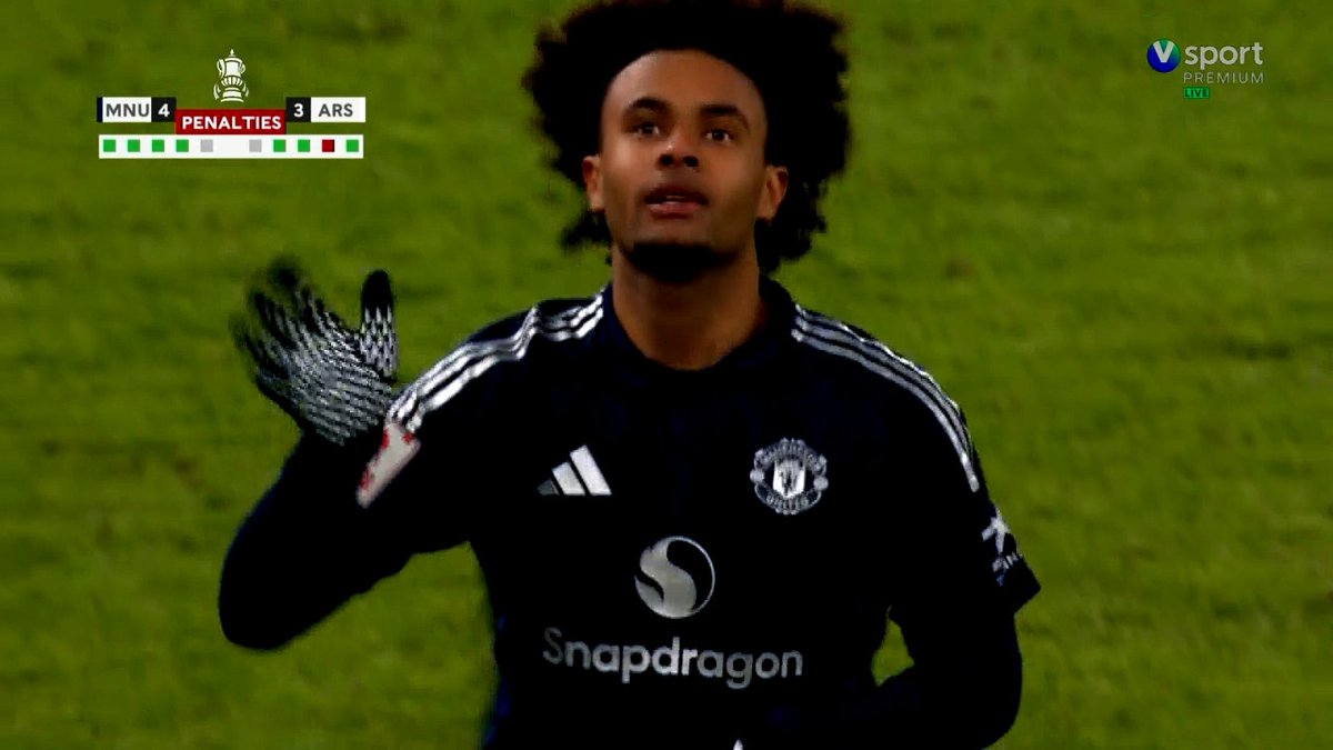 GoalsXtra's tweet image. Zirkzee says "bye" ⁉️