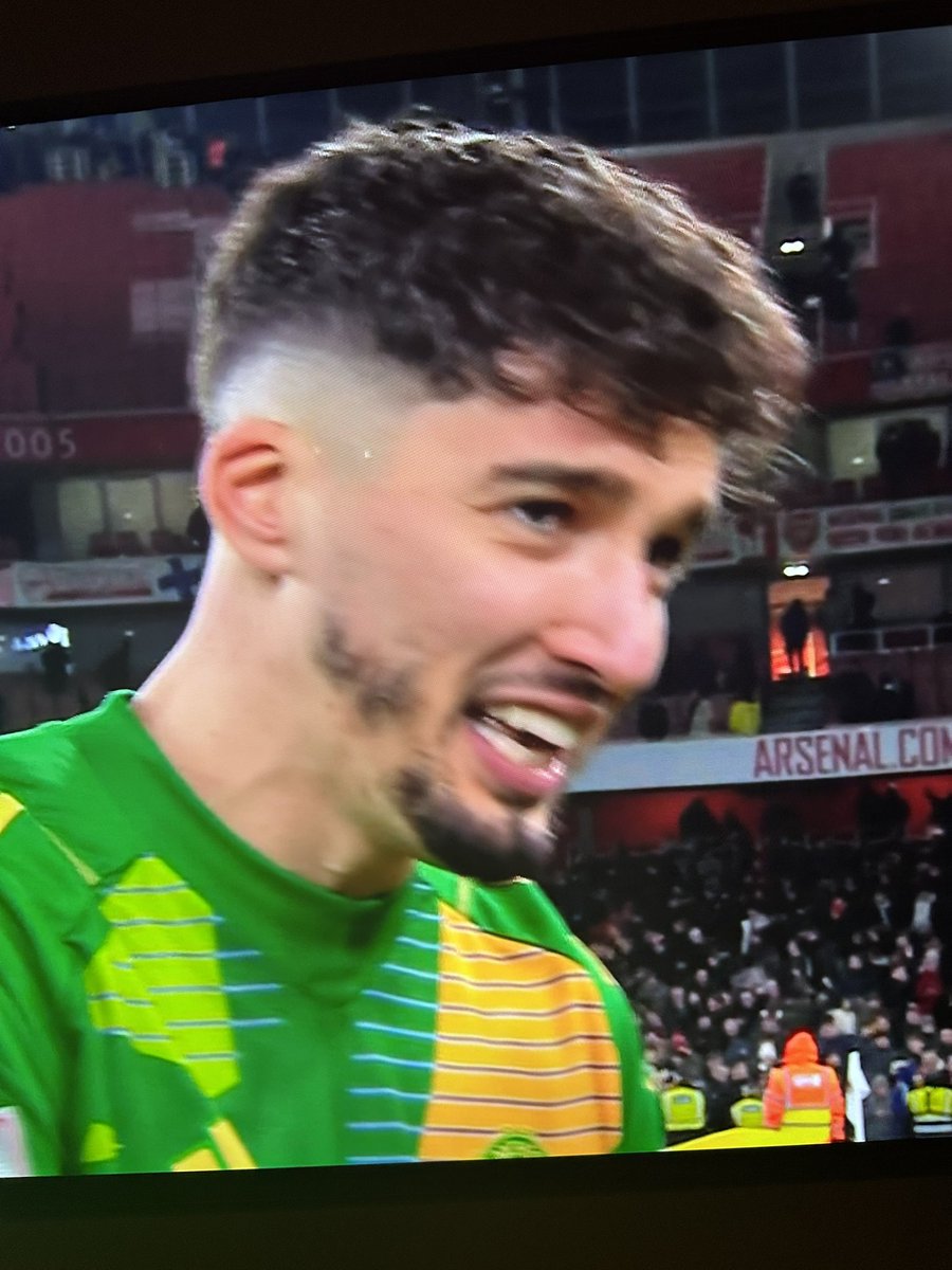 Daniel_Benbow's tweet image. This @ManUtd keeper must of had a shove in the dark look at the mess on that ffs