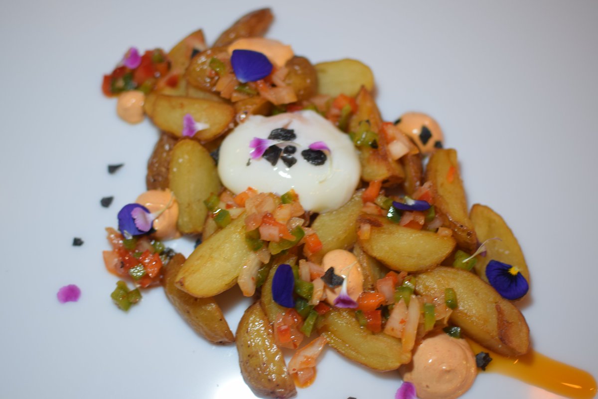 AlSurBar's tweet photo. 🔥🍴 ¿Conoces nuestra versión de las bravas antequeranas? Una combinación única de porra antequerana picante, huevo a  65º  y un picadillo de pimientos que eleva lo tradicional a otro nivel. Ven a probar este plato, que mezcla tradición y creatividad, y déjate sorprender. 🌟 https://t.co/sle3zXbnaf