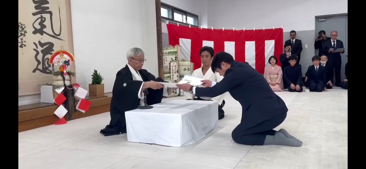 aikidoshizenkan's tweet photo. 本日本部道場にて、道主より七段位の代表として証書を拝受致しました。
父の後を継ぎ25年、ここまで来れたのも偏に会員の皆様と全国の道友の皆様の温かいご声援のお陰と深く感謝しております。これからも皆様に合気道を楽しんで頂けるよう一層精進して参ります。
#昇段 #合気道 #自然館 #狭山市合気道 https://t.co/F6qb75i2b5