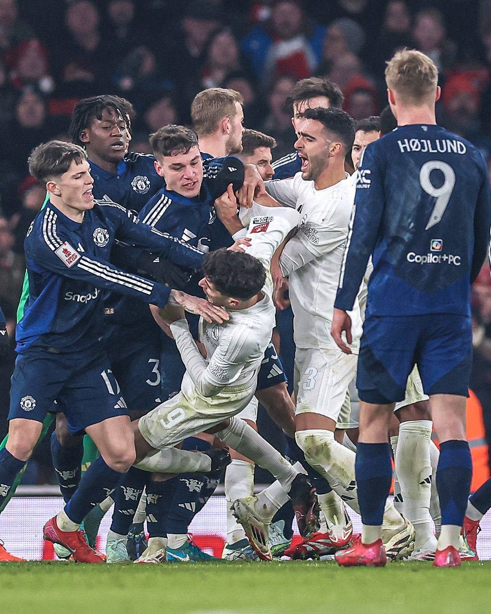 varundesikan's tweet photo. What a bloody win even with the referee playing for them #arsmunji https://t.co/pN613pWeB8